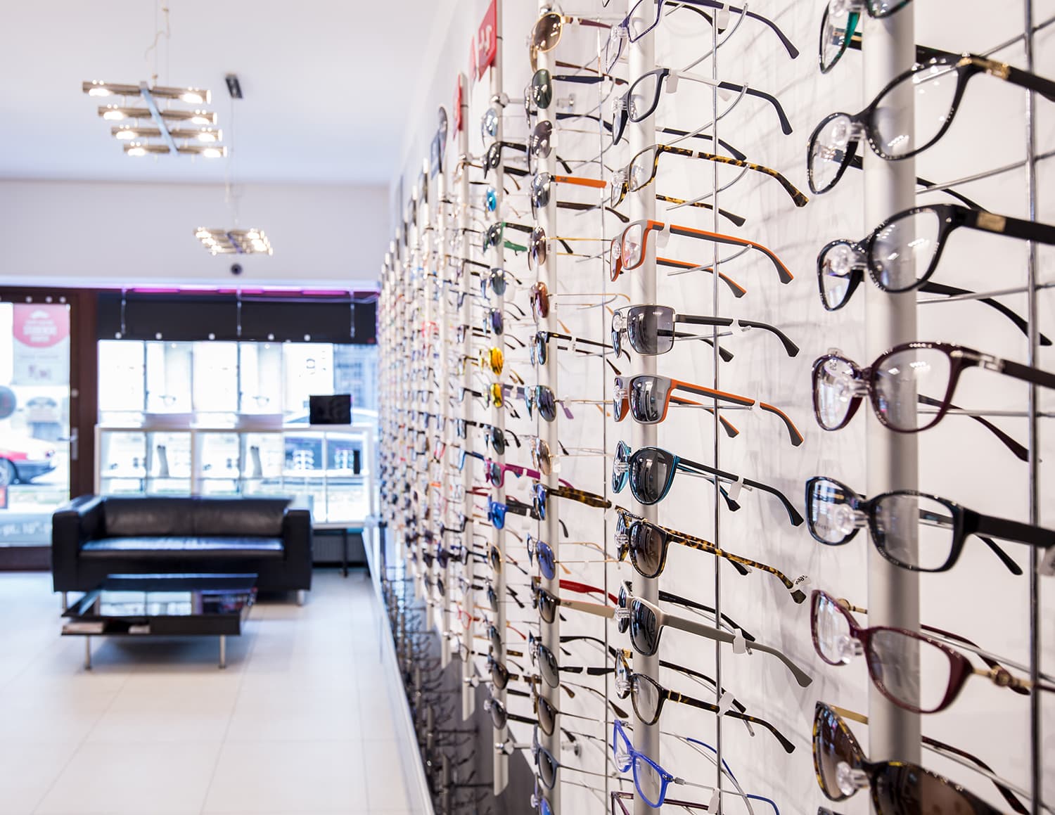 Blick in den Verkaufsraum eines Optikers